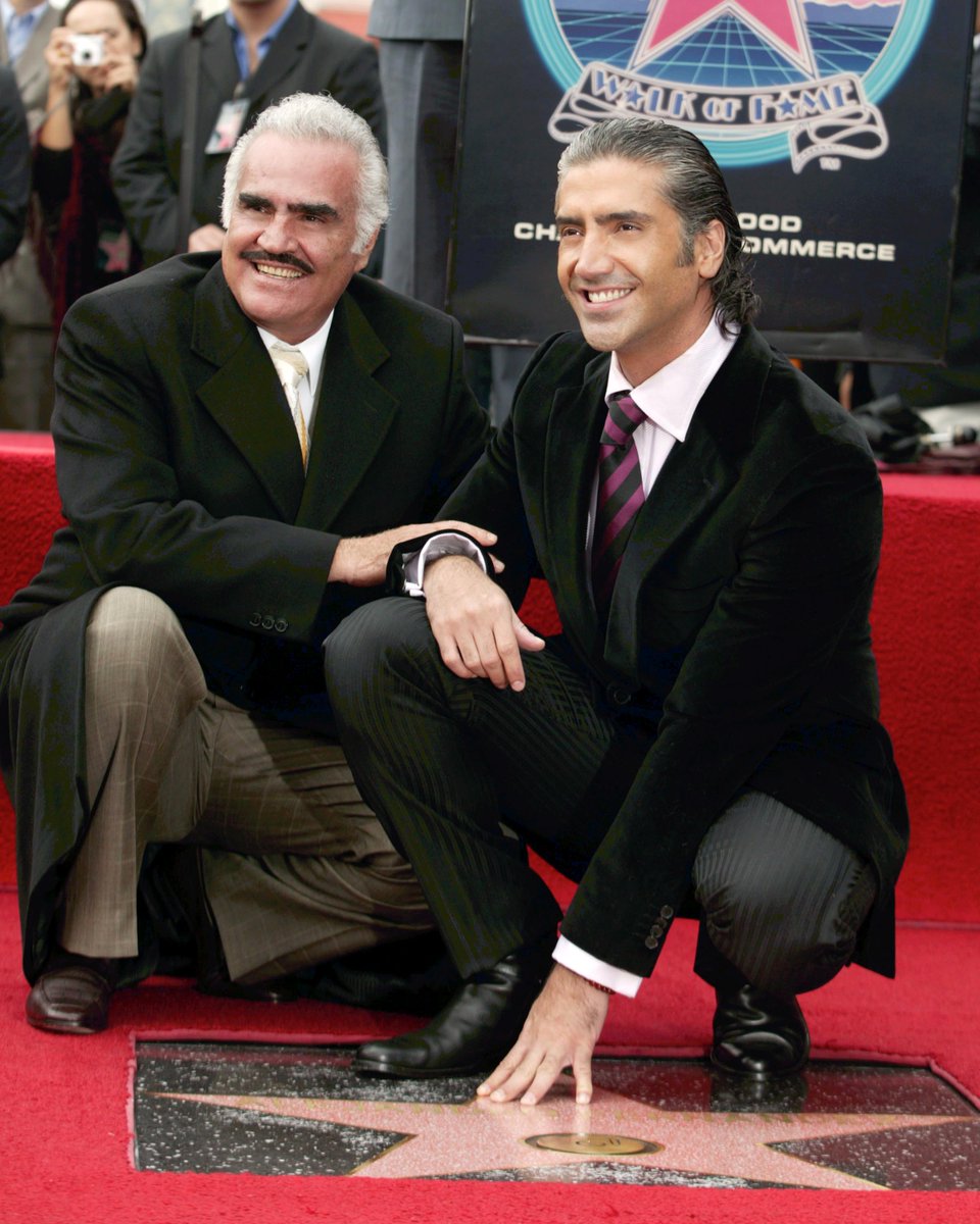 alexoficial's tweet photo. Compartiendo con mi papá @_vicentefdez la develación de mi estrella en el #PaseodelaFama! #AFortunado #TB https://t.co/Jh3UudpktD