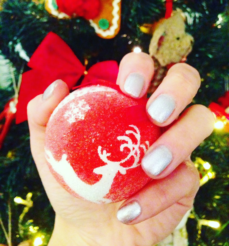 TKondyli's tweet photo. Festive nails💅🏻 #mykupoftea https://t.co/gtG6J6aF5j