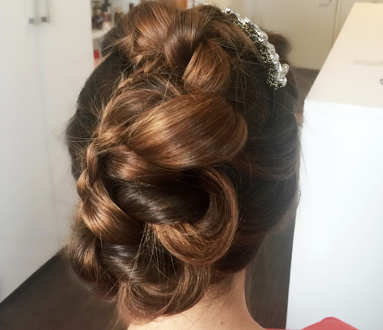 Allure_magazine's tweet photo. The 5-minute updo you have to try for your next holiday party: https://t.co/Dr1z7Caq2C @SarahPotempa https://t.co/0OA0VX7N5K