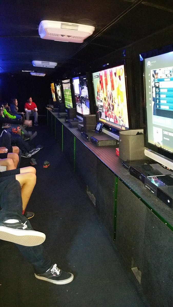 videogamebus's tweet photo. #videogamebus 818-391-8191 https://t.co/BCg3jDeoTQ #birthdayparty Sherman Oaks loves video game bus #abc7holiday https://t.co/GRWzSb1q0D