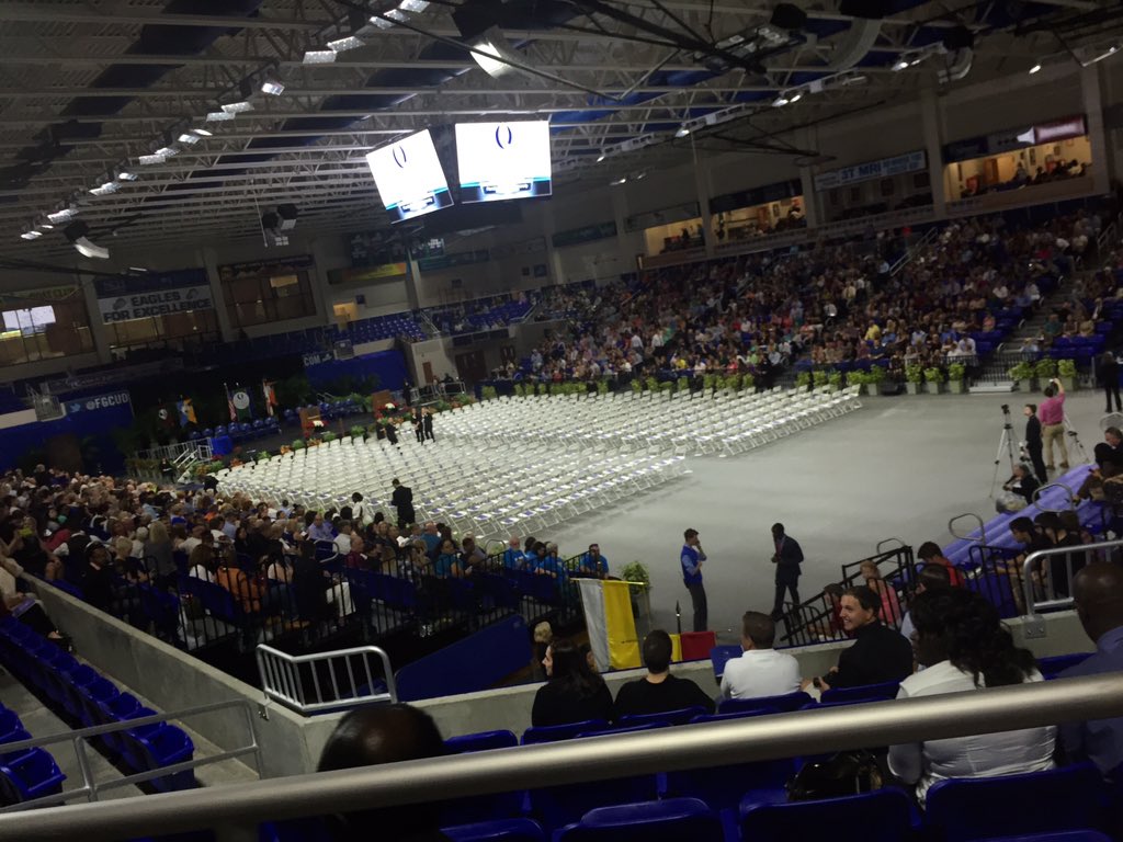 osantiagotorres's tweet photo. #2015graduation: "You are unique in all the universe." -@meemschan We are! @ndn #journo https://t.co/3vznhK52pK