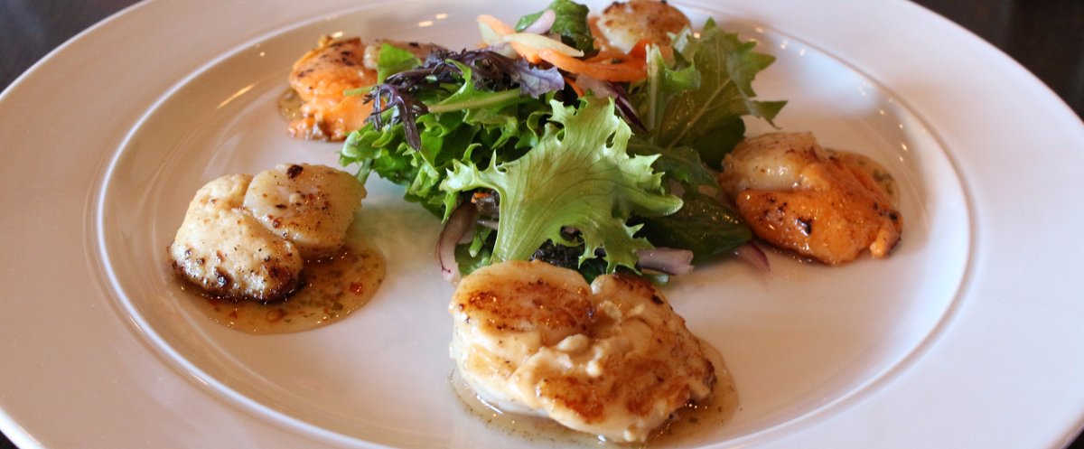 AgendaDining's tweet photo. Seafood Sunday! $10 fish and chips, scallops or seafood chowder for lunch today. #brunch #lovethetron https://t.co/ossXEbpHJt