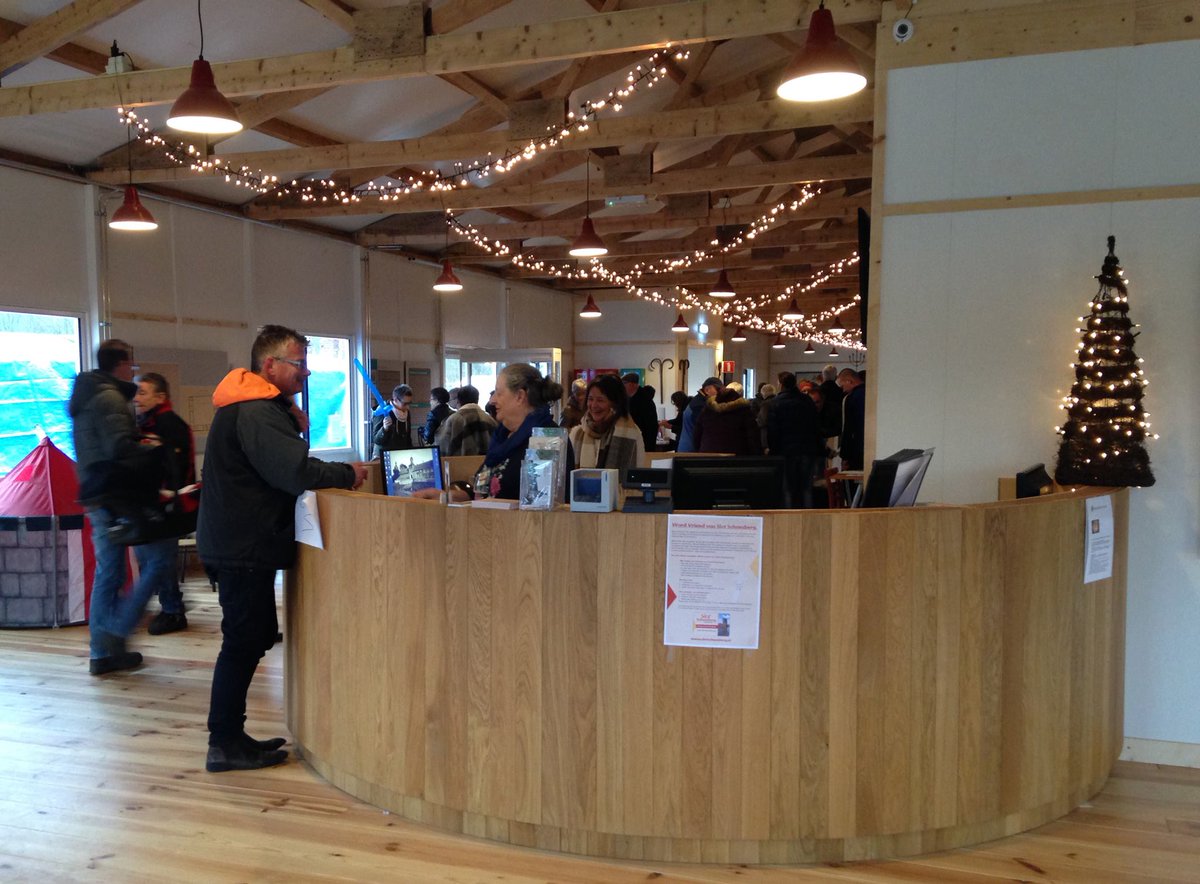 slotschaesberg's tweet photo. Gezellige drukte op eerste dag Kerstmarkt Slot Schaesberg. We verheugen ons al op de 2e dag, morgen, zondag 13 dec. https://t.co/thL7Gprye9