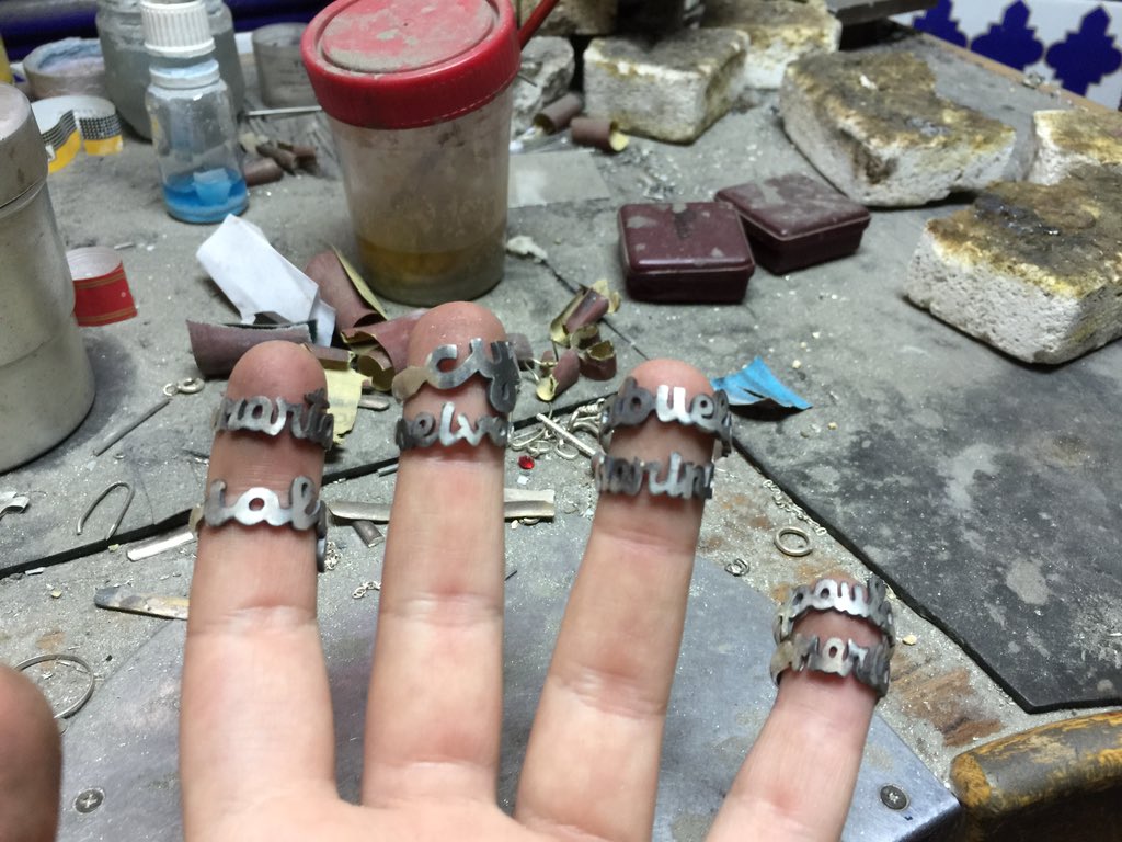 botonesdeplata's tweet photo. Pues listos para pulir mañana los 8 anillos con nombres!!! #anillos #nombre #modamujer #complementomujer #moda #hoy https://t.co/TlP7IPkKEc