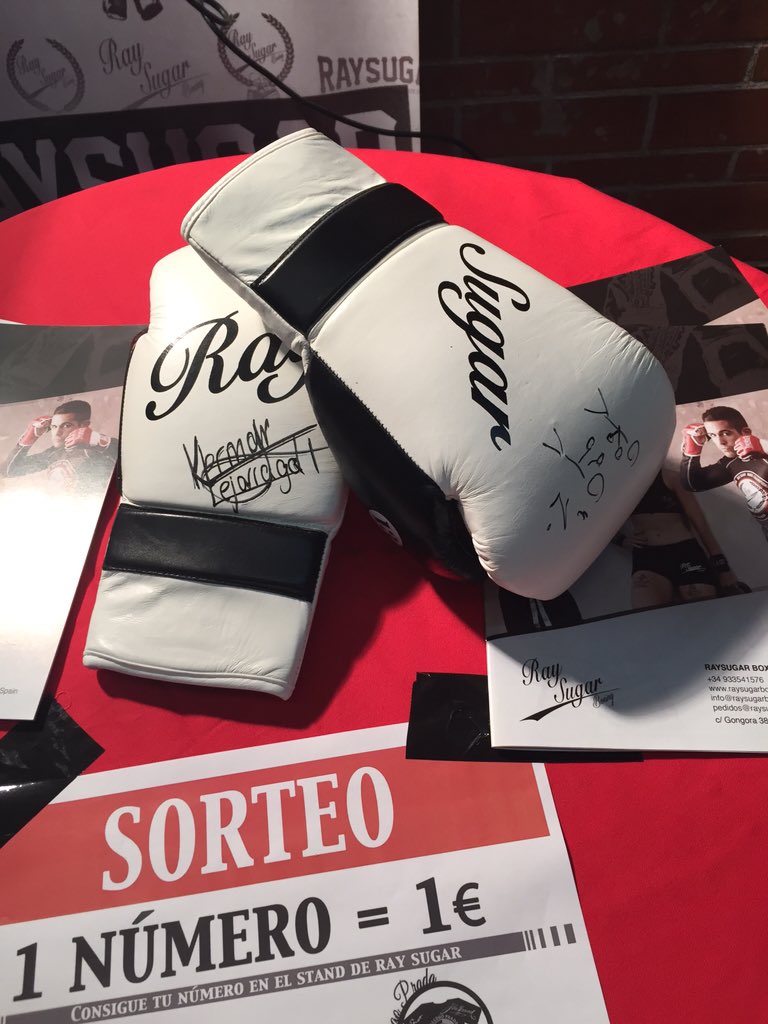 IvanM37's tweet photo. En el stand de @raysugarinma los guantes firmados por Kerman Lejarraga #UnaDeudaPendiente https://t.co/owRsAVFYf9