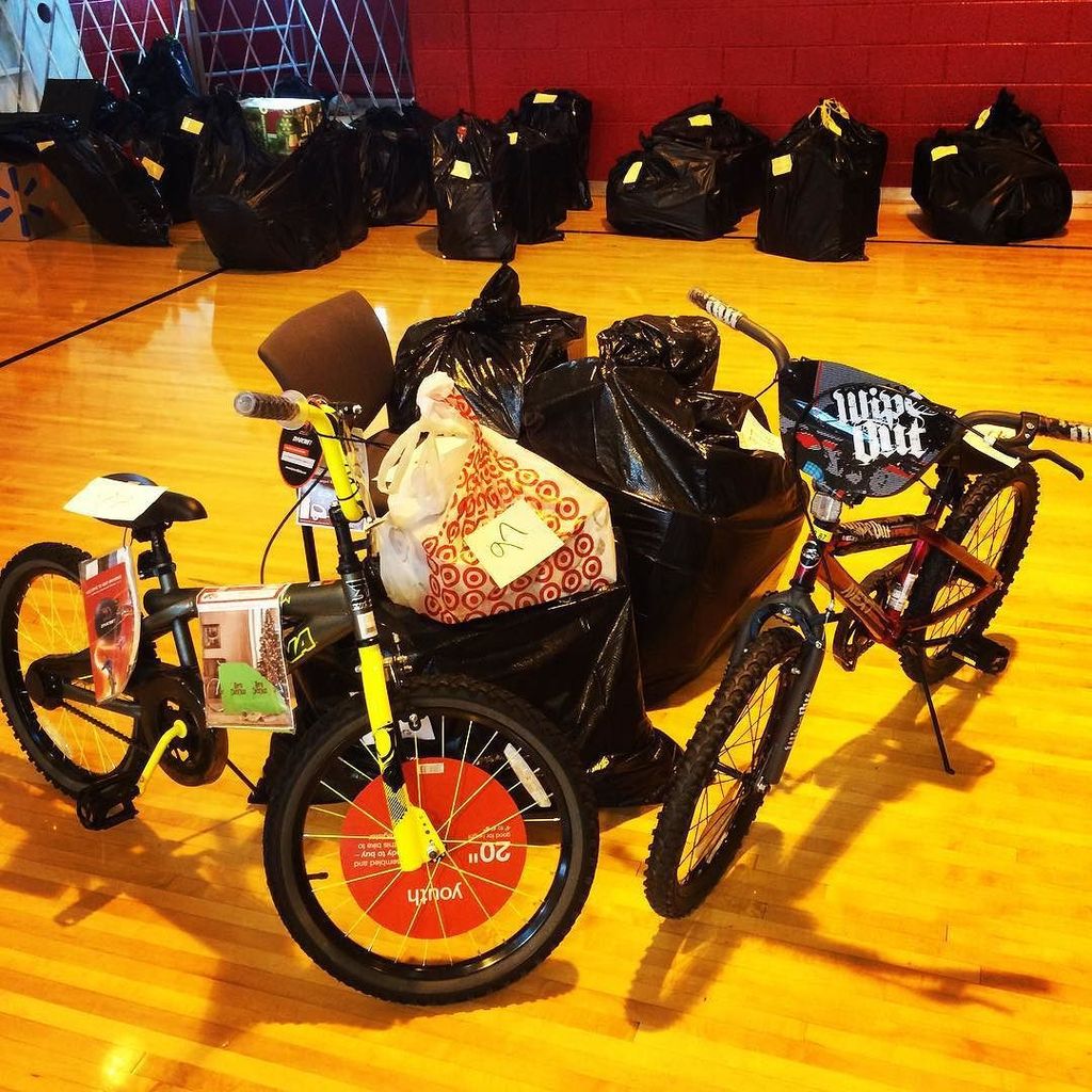 skillmanfound's tweet photo. The haul ! waiting for families today #matrixcenter Annual Angel Tree gift giveaway matchi… https://t.co/nFCB1J4u2k https://t.co/wFJQgf1Tfx