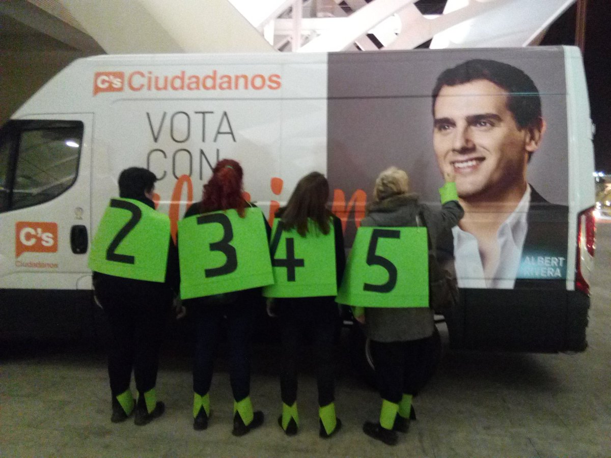PAH_Valencia's tweet photo. #Las5EnAccion exigiendo a @CiudadanosCs que Sin #Las5delaPAH No Los votamos! https://t.co/nAAWmpkga8