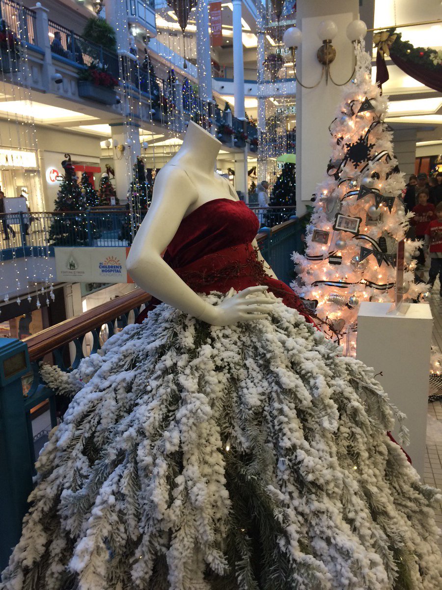 TVicBusiness's tweet photo. Love "Treeoncyé" @baycentrevic #FOT2015 #VictoriaHOHOHO #yyj https://t.co/nLQr9HBYeI