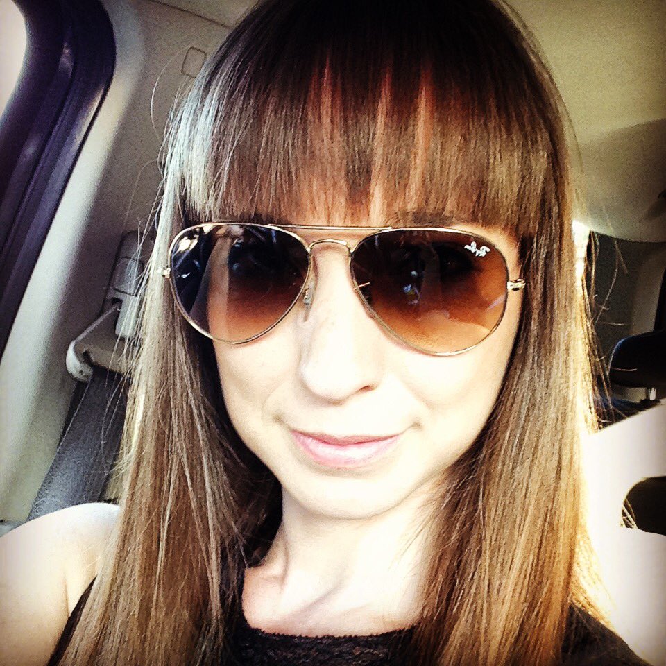 TawnyChapman's tweet photo. HELLO, bangs! #haircut #goodbyesplitends #helloholidayhair https://t.co/Mtr7Mc33A8