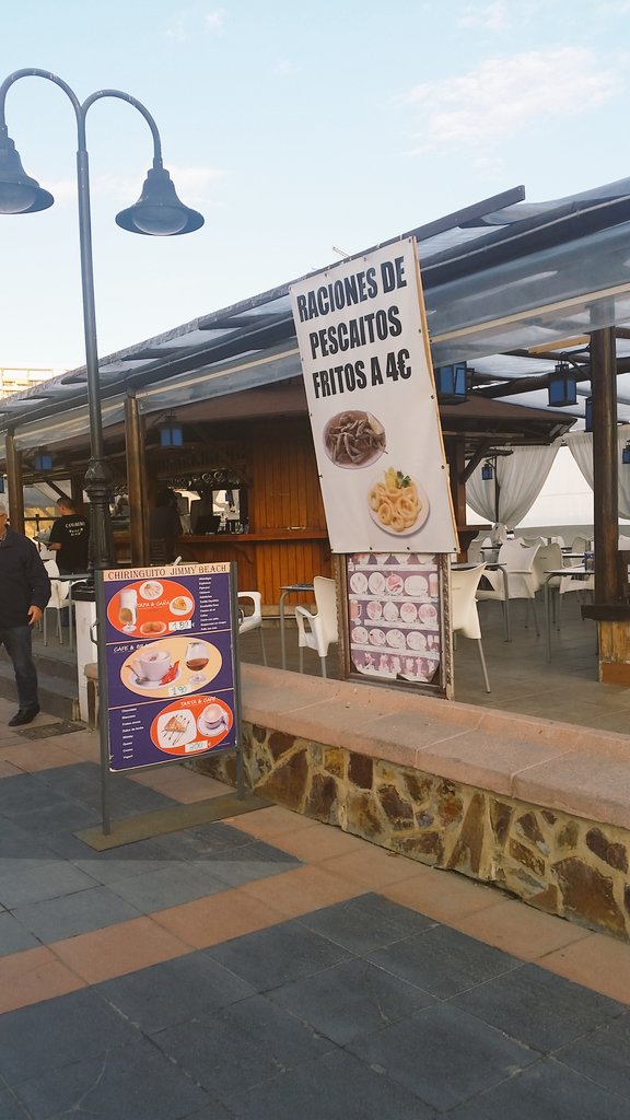saboreamalaga's tweet photo. Comer a pie de playa a bajo precio #chiringuito Jimmy en #LaCarihuela #Torremolinos #saboreamálaga @BaresMalaga https://t.co/YoZvuxAJ4H