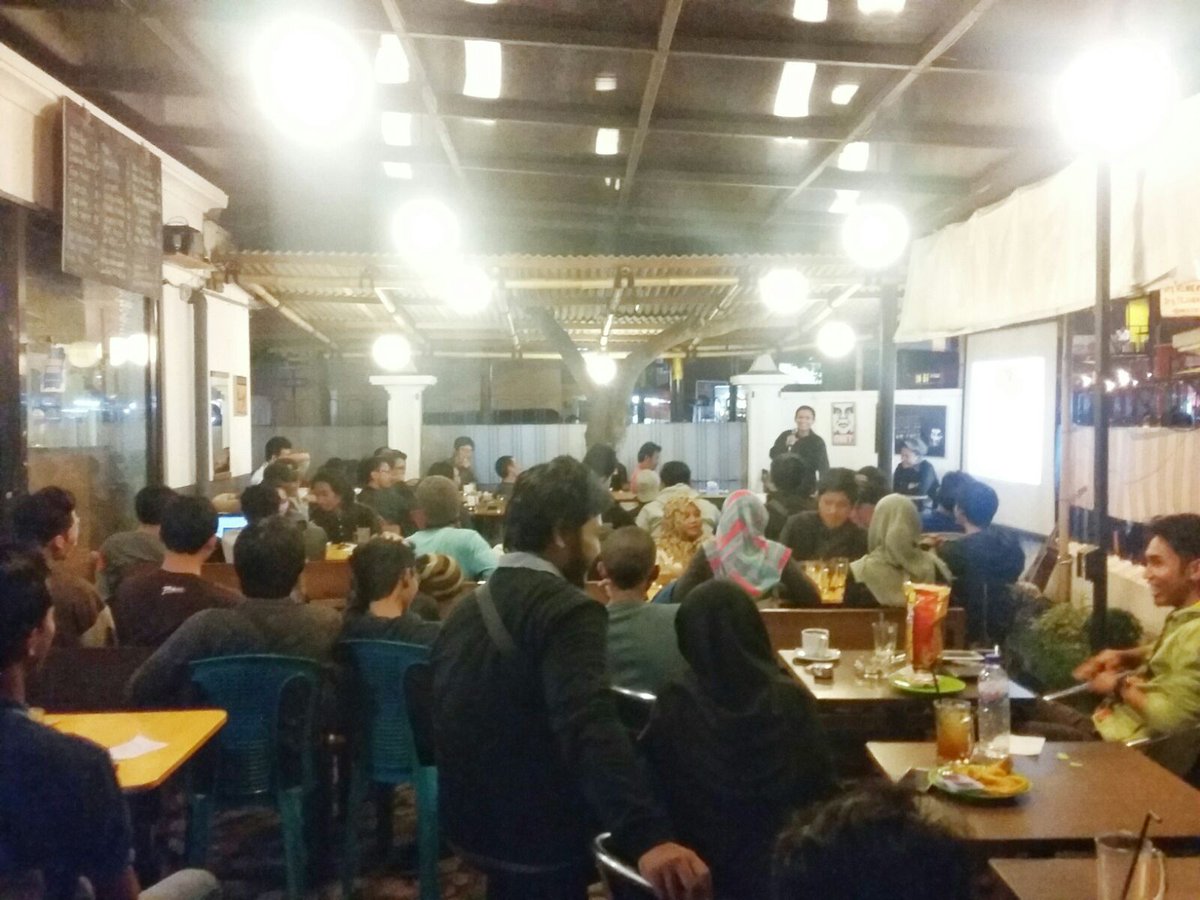 Suasana diskusi terbuka tentang rokok 💃 Jumat malam lalu 
#latepost
