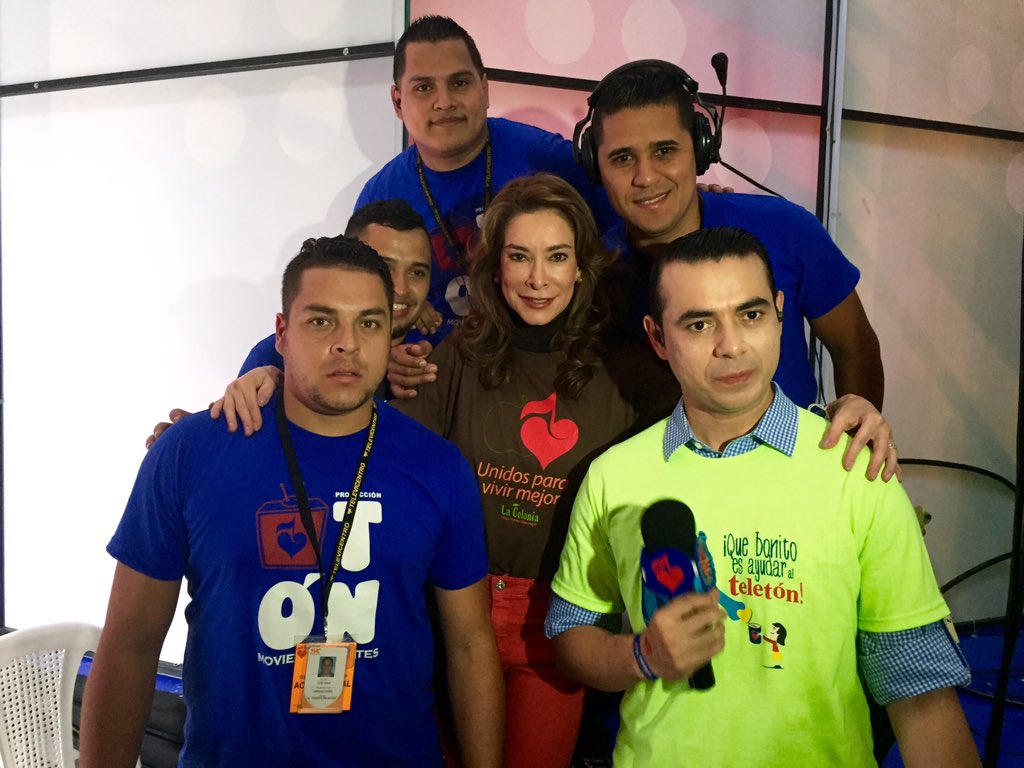 annamariavk's tweet photo. #MoviendoLimites #TeletonHN#EquipoCampeon @cquintanilla3 con el Team de la microfonia https://t.co/c3KP7c4Zmk