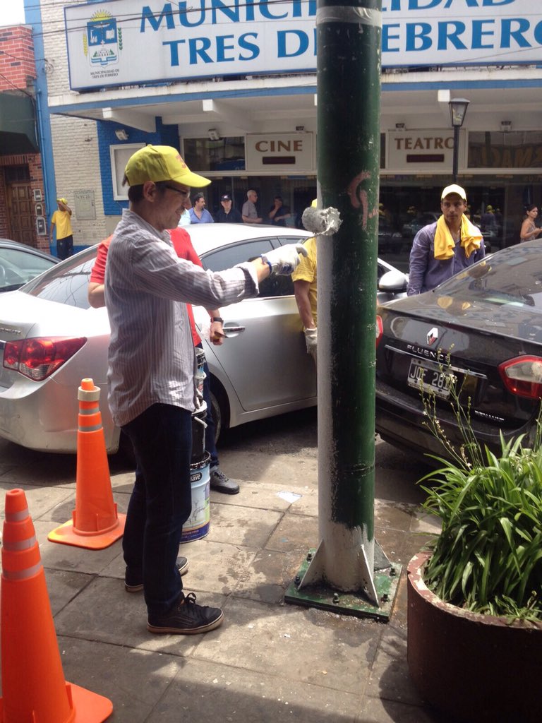 Hoy participé en calle Tres de Febrero en Caseros del operativo limpieza y pintura de postes.