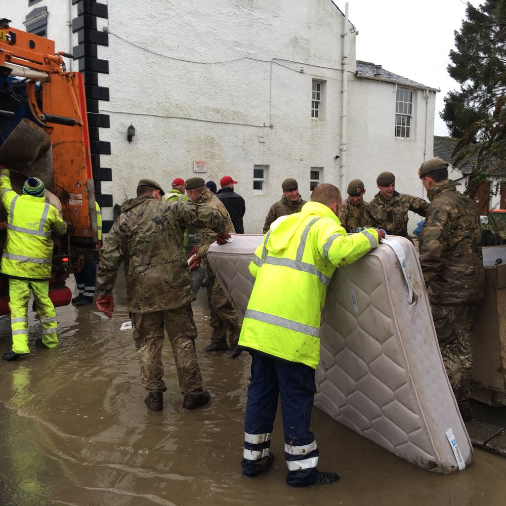 TheUnf0rgiven's tweet photo. #Servingon #CumbriaFloods #Keswickfloods @TeamRubiconUK https://t.co/jz3QtnDyxA