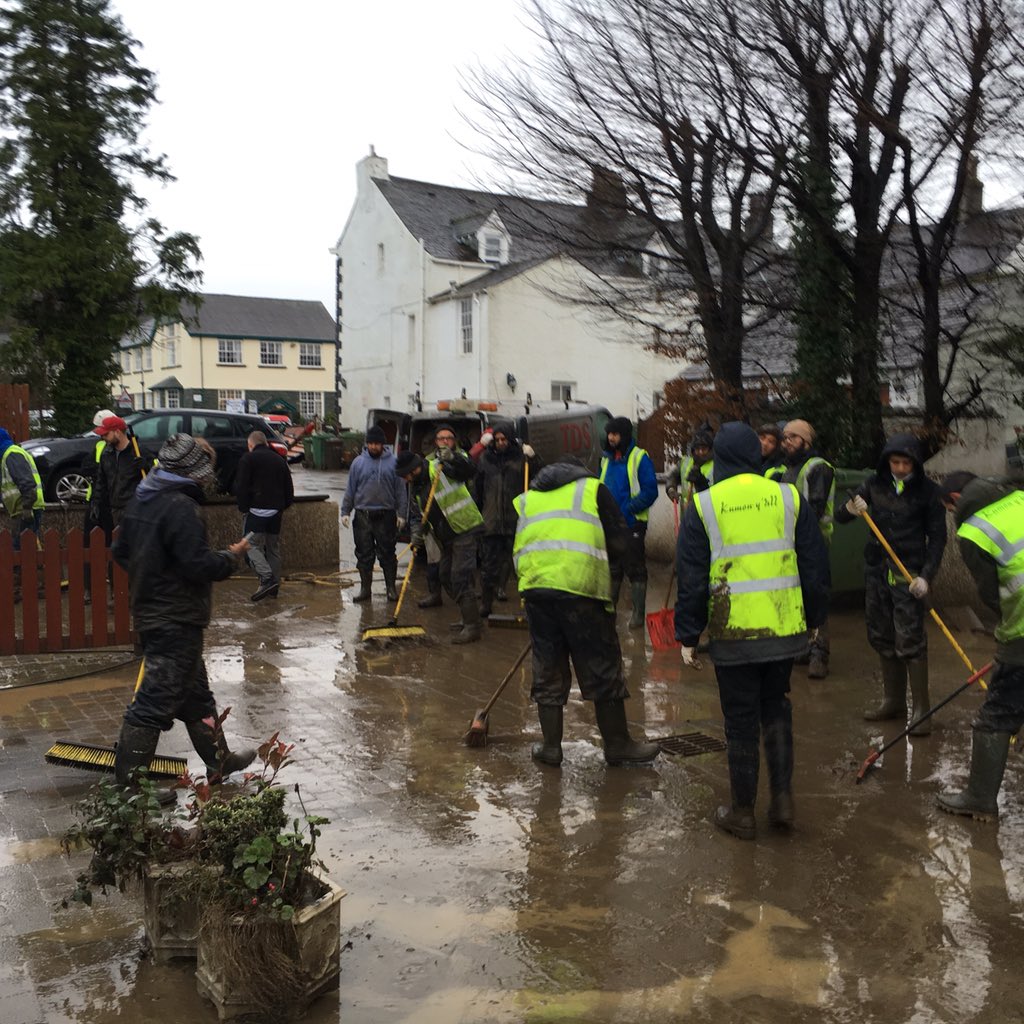 TheUnf0rgiven's tweet photo. #Servingon #CumbriaFloods #Keswickfloods @TeamRubiconUK https://t.co/jz3QtnDyxA
