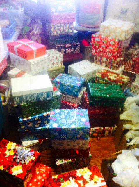 adsumforwomen's tweet photo. @shoeboxhalifax delivered +70 boxes. That's #shoeboxLove https://t.co/bnnXMkEzJw