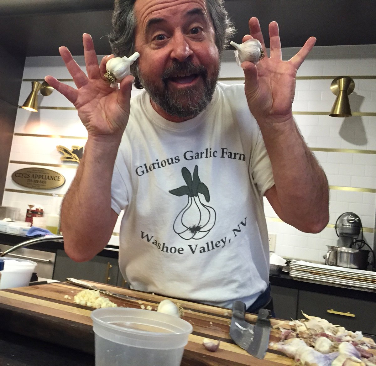 RenoLFG's tweet photo. Who likes garlic?! Arnold Carbone of @gloriousgarlic making fresh garlic bread. @nevadagrown https://t.co/VpUM3tZckz