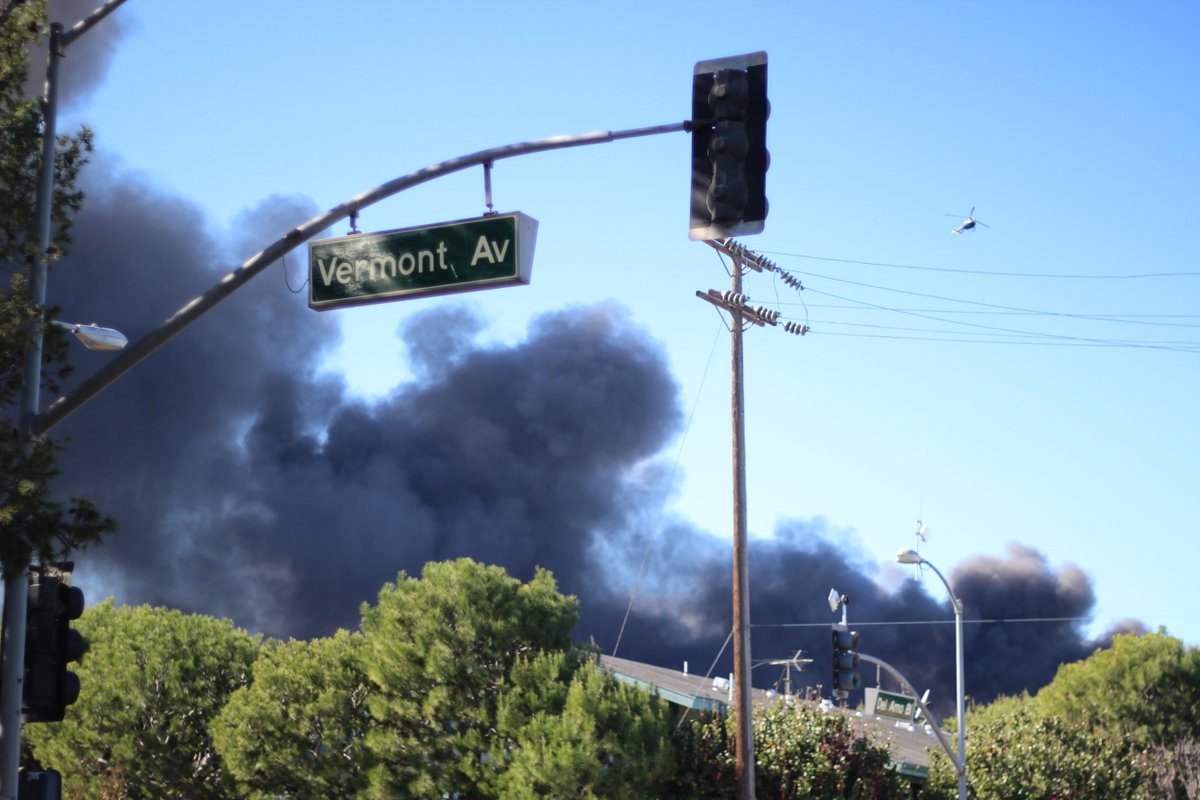 eccunionjo's tweet photo. Smoke from the fire at the Torrance recycling plant is seen from the corner of Vermont Ave and Del Amo Blvd. https://t.co/LNSP5Amfl1