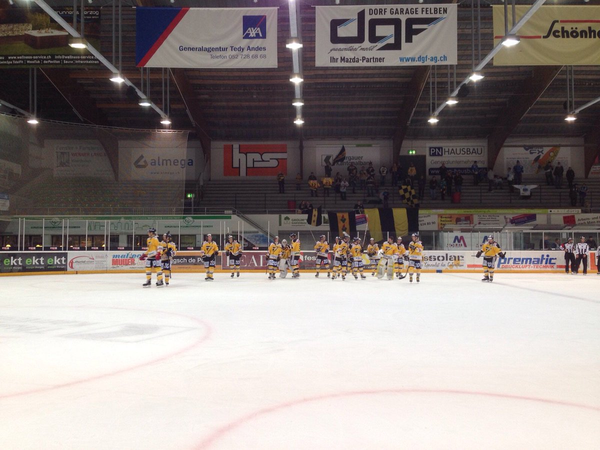 EHCWetzikon's tweet photo. OH, WIE SCHÖN! Der #EHCWetzikon siegt beim #SCWeinfelden 4:2 und marschiert in die obere Masterround. #Helden https://t.co/z7q5aBvzpJ