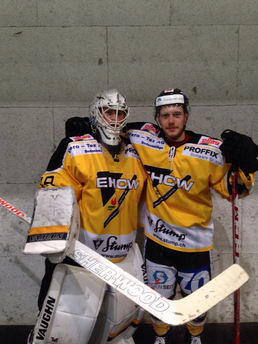 EHCWetzikon's tweet photo. OH, WIE SCHÖN! Der #EHCWetzikon siegt beim #SCWeinfelden 4:2 und marschiert in die obere Masterround. #Helden https://t.co/z7q5aBvzpJ