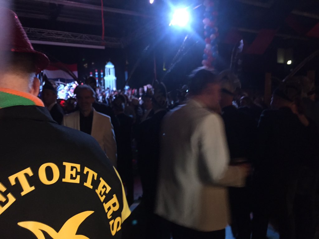 Drukke en zeker een gezellige carnavalsjubileum van Net Ehm Anders in <a href="/WRZVZwolle/">wrzvzaalvoetbal.nl</a>. #zwolle #mooiommeetemaken 👍🍻