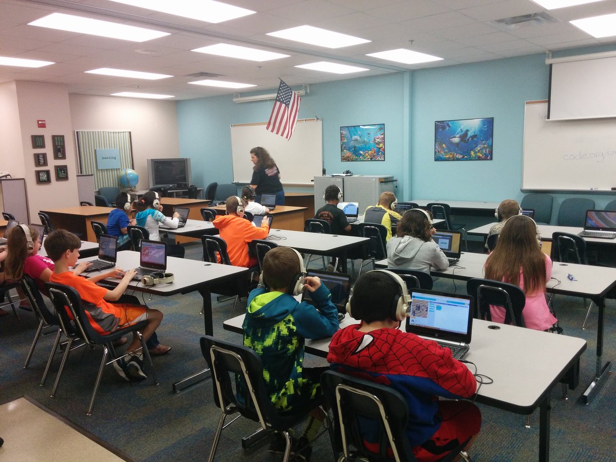 jamasee33's tweet photo. Mrs. Boyds students participating in hour of code. #walkerelementary #stem #ecet2 #scpshourofcode https://t.co/YIjJSlzfcq