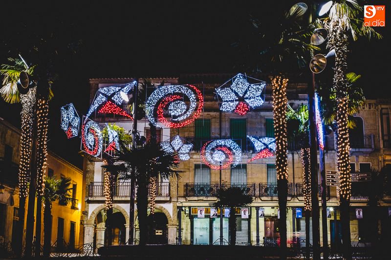 albaaldia's tweet photo. Así luce ya la Navidad en Alba de Tormes. Fotografías @ruben_VG86 . https://t.co/mEMEoW9vPY https://t.co/h4rNgTchvt