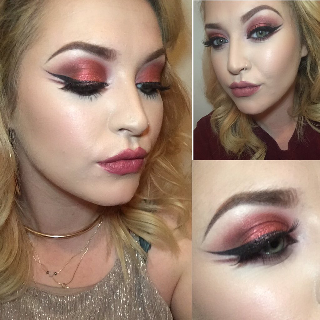 LauraEMcCormack's tweet photo. Christmas party #christmas #makeup #mua #illamasqua #wingedliner #doublewingedliner #glitter https://t.co/Uq8VxGSk6P