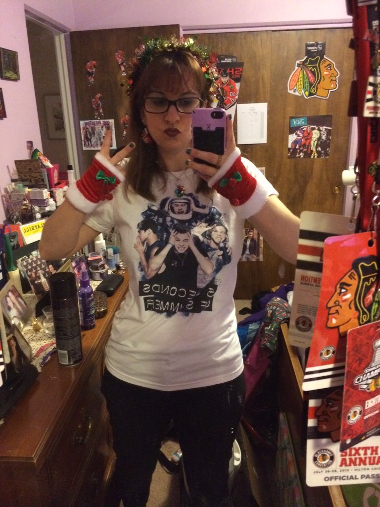 whenicatchfirex's tweet image. A very @5SOS Christmas!