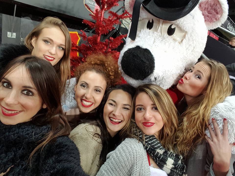 FloraCouge's tweet photo. Les @CheersUpDance49 au @staderennais avec #Ermining 😘 #Rennes #Pompomgirls https://t.co/dYrZGyf14x