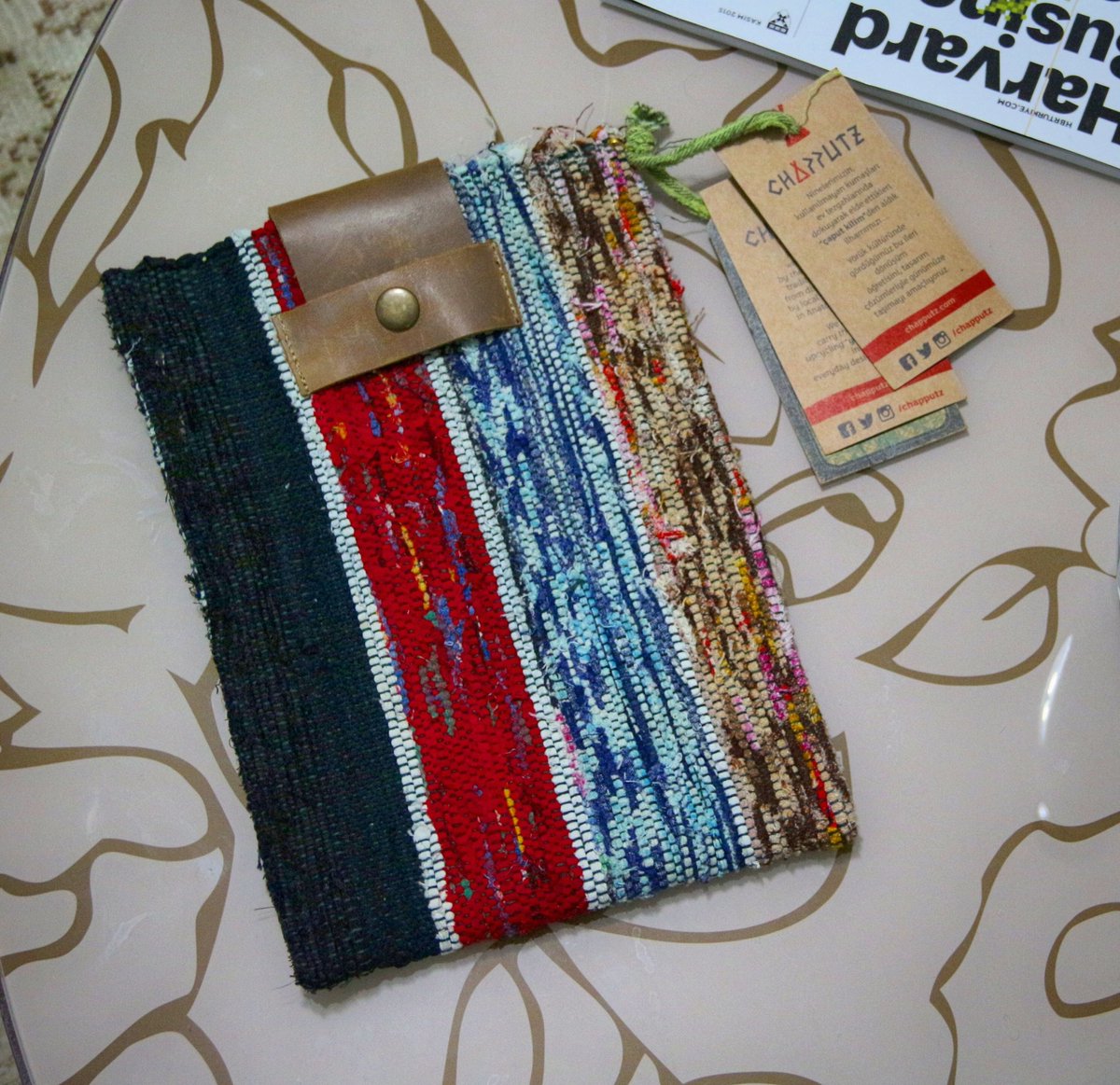 Artık modern zamanın Ipad'ini eskinin "çaput kilim"i koruyor. 
#chapputz #handmade #upcycling #nomad #ipadcase