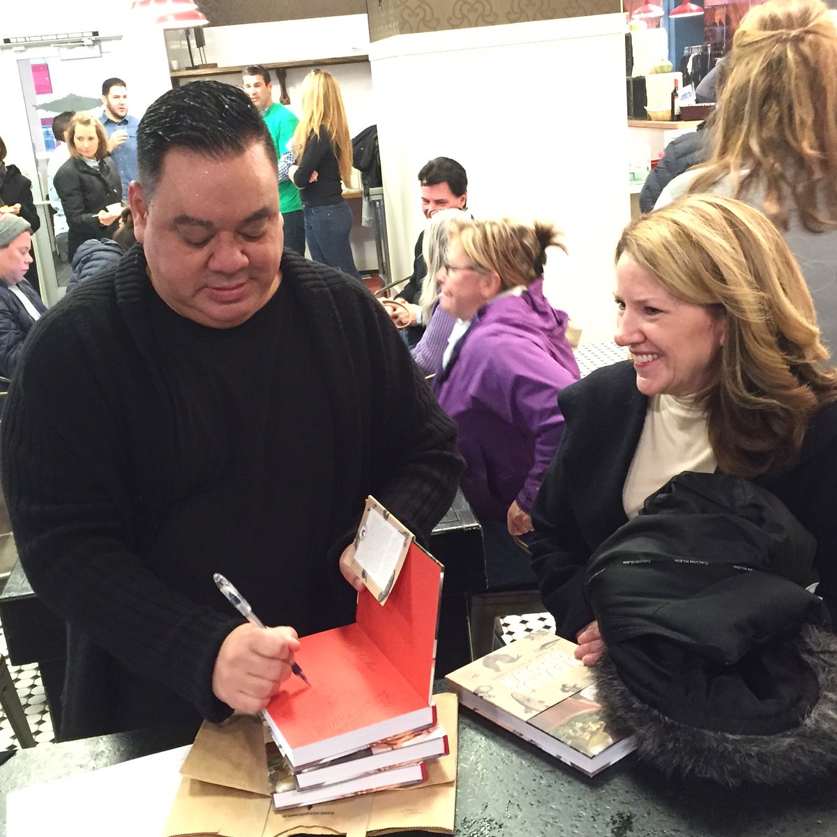 RenoLFG's tweet photo. Get your @nevadagrown cookbook signed by @RGJTaste Johnathan Wright! https://t.co/ITLHP4ihoI