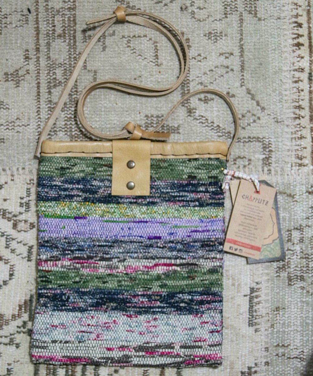 Derinin doğallıyla "çaput kilim"in dokusu buluştu.
#handmade #upcycling #nomad #ragrug #turkish #carpet #case