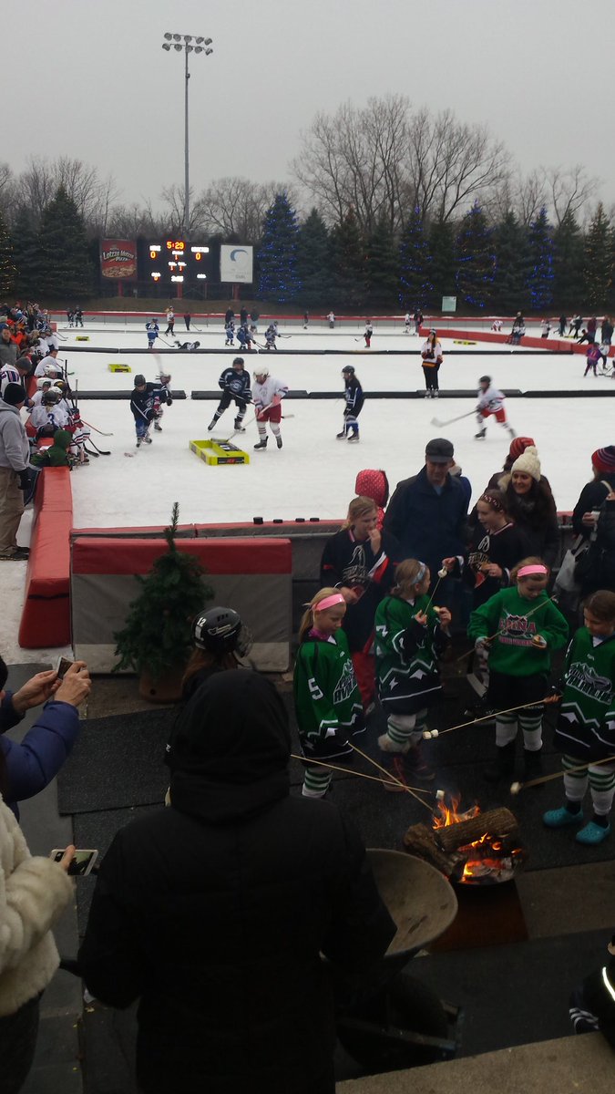 skatetheoval's tweet photo. Pond hockey, smores, and tons of girls hockey fun at the OVAL. https://t.co/K5p18panaj