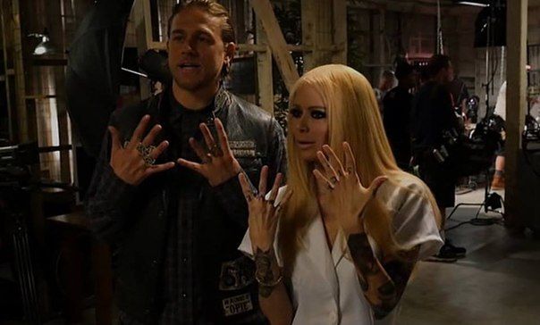 black_mamba_06's tweet photo. #SOAonSet<3 :)) Ha #CharlieHunnam & All #SOACrew!:) Miss THEM! #Damn! @Hunnamshair @ECharlieHunnam @SOAismyReligion https://t.co/jKQI0jHjQr