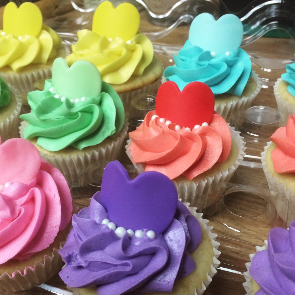 FlouredCupcakes's tweet photo. Princess party dress cupcakes are ready to go! #flouredcupcakes https://t.co/BUxRsgeOxW