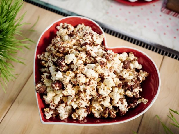 S'mores Popcorn + more fun treats on tomorrow's <a href="/GDeLaurentiis/">Giada De Laurentiis</a>' #HolidayHandbook at 11a|10c foodtv.com/43bqj!