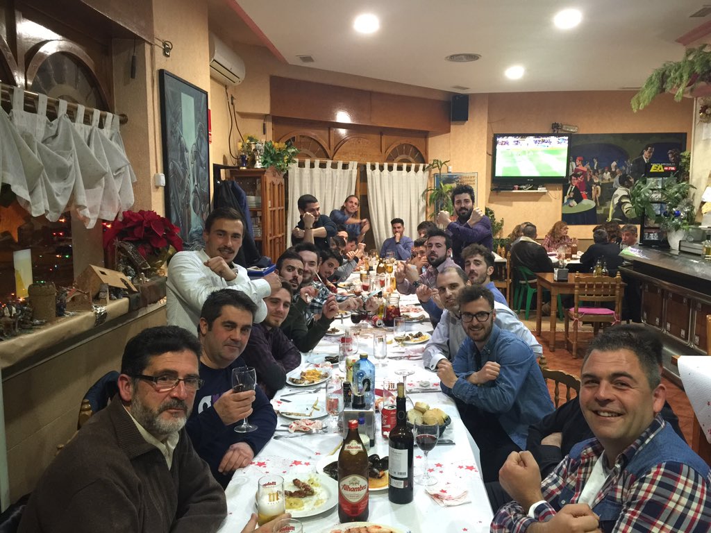 UDPetrelenseCF's tweet photo. Los jugadores, técnicos y directivos de la @UDPetrelenseCF en la cena de navidad, os desean Felices Fiestas. https://t.co/hTmWvuNKAQ