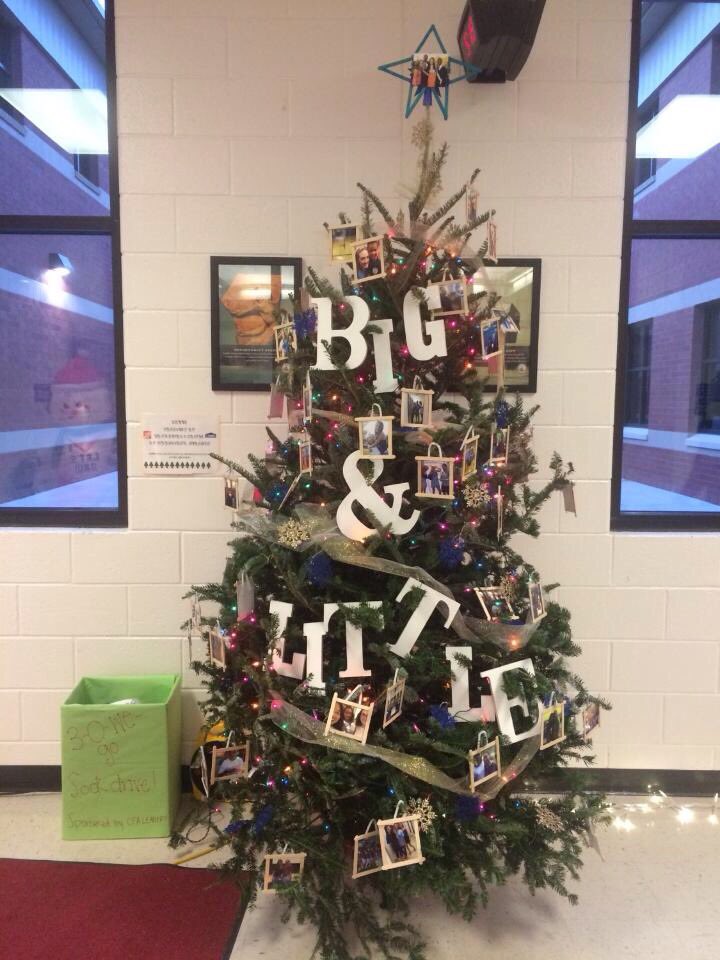biglittle2015's tweet photo. Come visit the Big Little tree at Light Up the Knight tonight from 6-9 🎅🏻🎄 https://t.co/YElCHihUbj