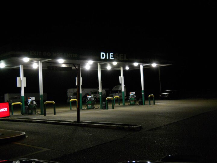 YOURAESTHETlC's tweet photo. someone who lives for night drives and blasting music out the car at 2am https://t.co/w5HA2jmztT