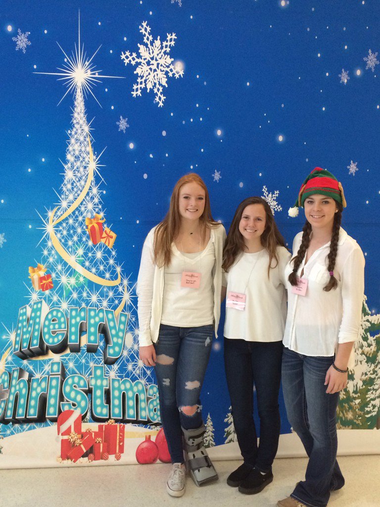 Community4h's tweet photo. Serving at "Holiday Friends" #community4hserves @itsbreannlynae @ReaganOfficial @ben_jerman44 @Taylor5Shelly https://t.co/riZkUgmcQ1