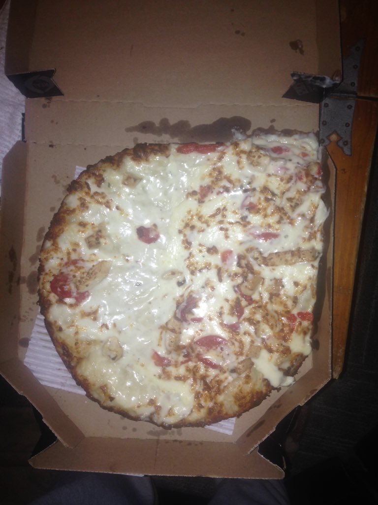 olfa_knife's tweet photo. Yo @dominos I have never been so disappointed opening a pizza box. https://t.co/qb3rc0gFOA