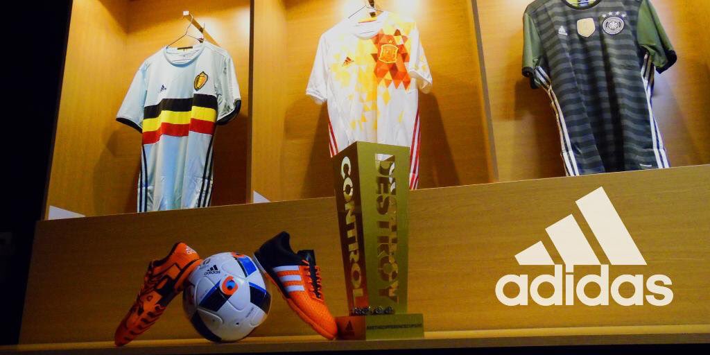 BaptMobile's tweet photo. Bravo à la Team Foot5 de @UP_SportAgency pour la grande finale de la #BeTheDifferenceCup 2015 @FredTharaud #Tiphaine https://t.co/ELaRbK1ThK