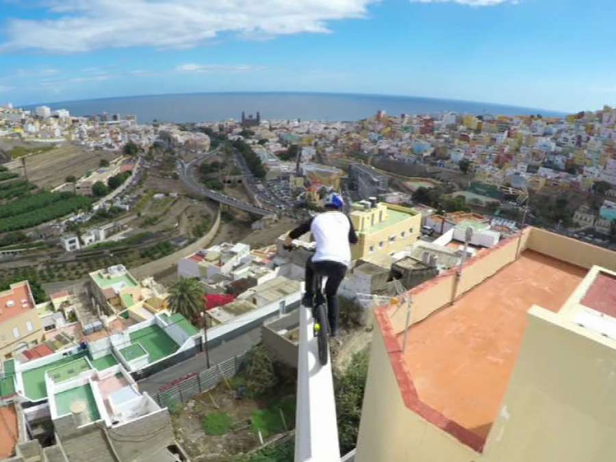 A3Noticias's tweet photo. Vertiginoso paseo en bici por los tejados de Las Palmas de Gran Canaria VÍDEO https://t.co/oSO4Gb1y7O https://t.co/Md8LMGfx2s