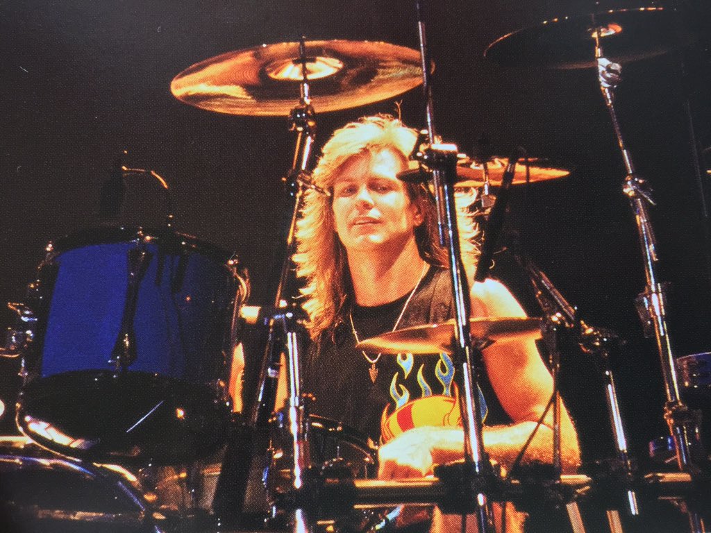 Happy Birthday Pat Torpey!
I\m always supporting you from Japan!
I hope u have a good day today! 