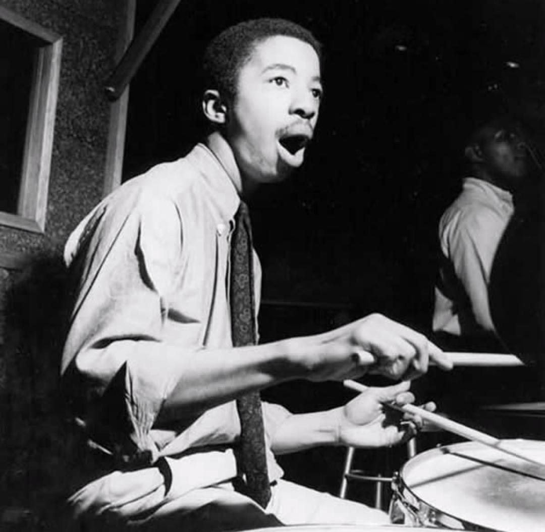 Happy birthday, late (not rhythmically speaking)... & great: Tony Williams !!! 