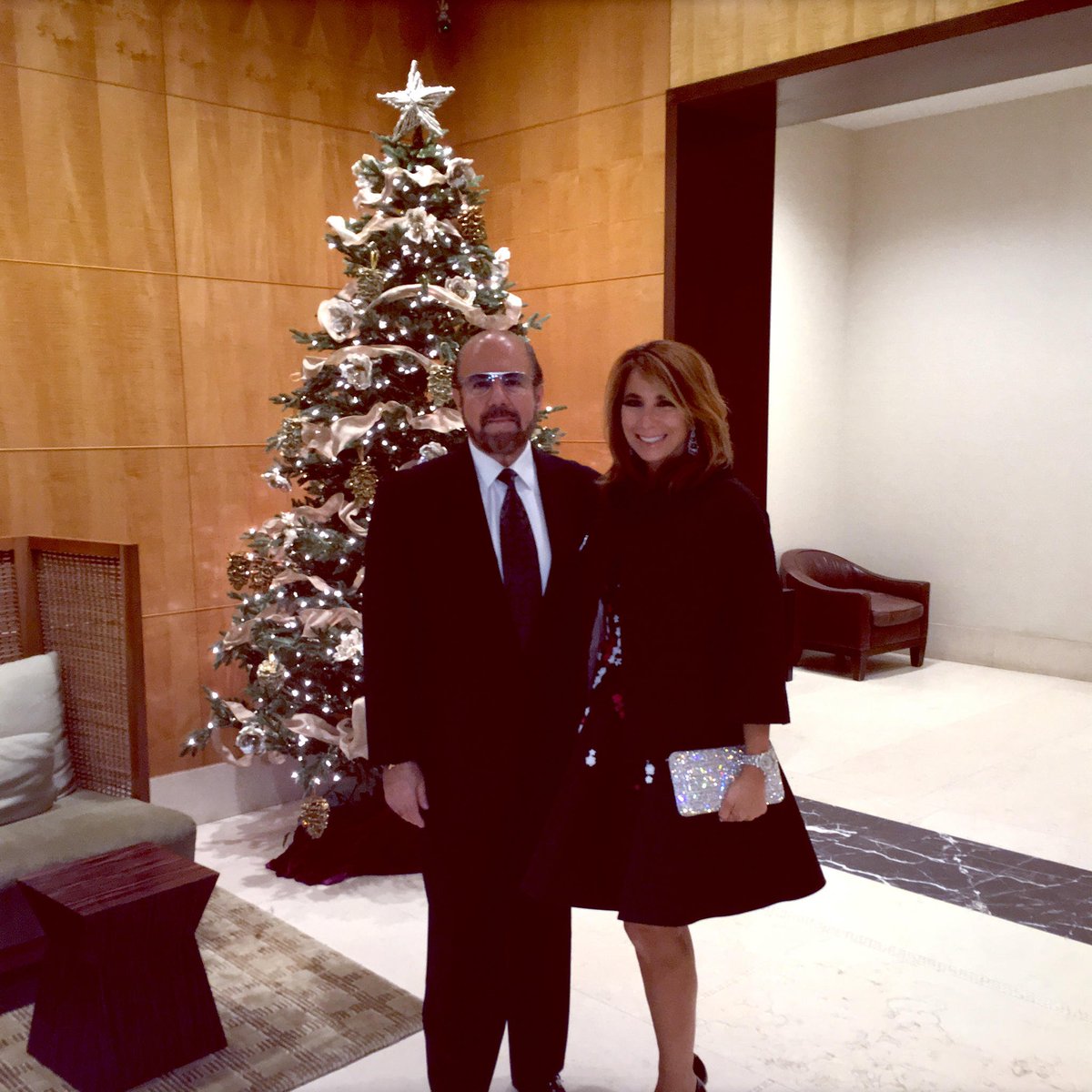 Jillzarin's tweet photo. Happy Holidays!! On way to #museumofnaturalhistory for birthday party of the https://t.co/yNbCuUHdO8 wait! https://t.co/xFoqgJzfBr