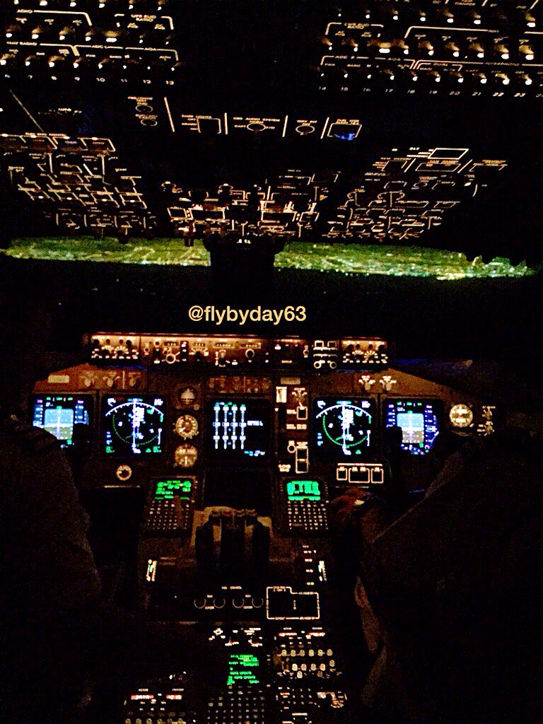 flybyday63's tweet photo. Midnight landing into #Dubai earlier on.Views from the #FlightDeck #Boeing747 #FlyingAJumbo #Landingintheflightdeck https://t.co/j6rX4SYxCo