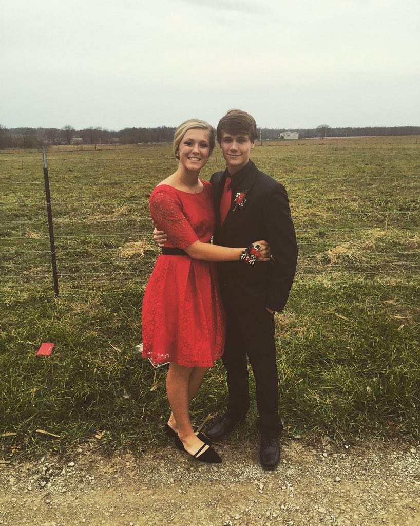 Sadie_Vernon's tweet photo. @CHSCards #winterformal2015 https://t.co/VCvrp90iY9