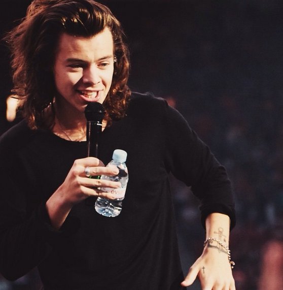 _Stylesdrug's tweet photo. "Summertime and butterflies all belong to your creation." https://t.co/ZsgNDFTHM4
